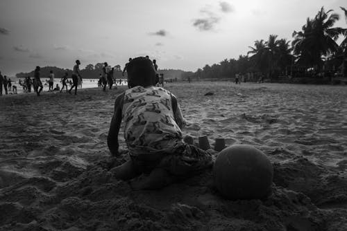 Δωρεάν στοκ φωτογραφιών με αγόρι, αμάνικο μπλουζάκι, άμμος