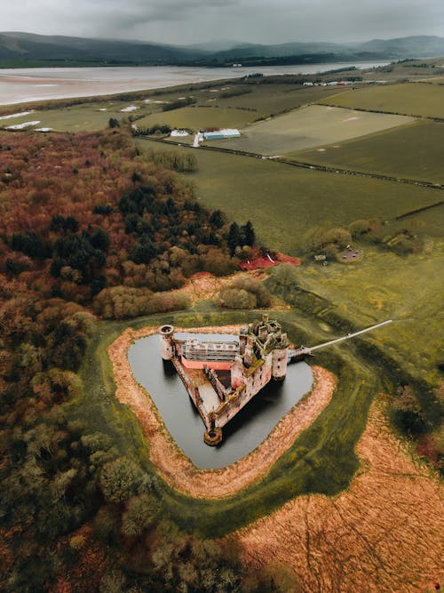 An aerial view of a boat in the middle of a lake