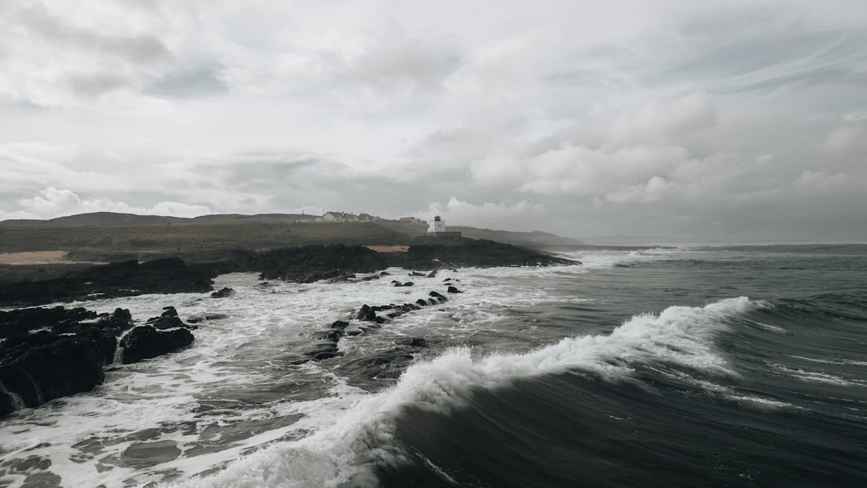 Gratis lagerfoto af bamburgh, bølger, fyrtårn