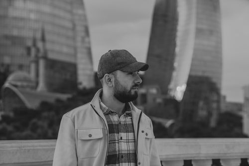 Free Black and white portrait of a man in a city environment with iconic architecture. Stock Photo