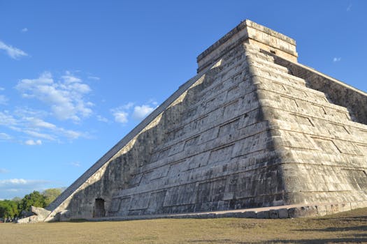 A majestic view of El Castillo pyramid at Chichén Itzá, showcasing ancient Mayan architecture.