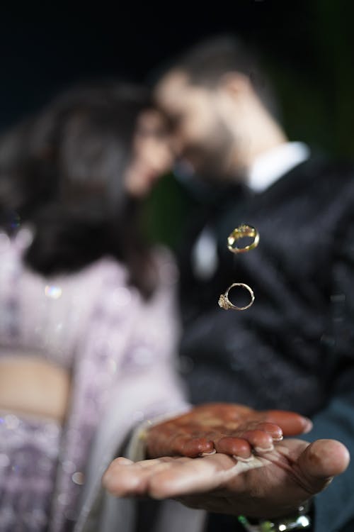 Gratis stockfoto met 4k achtergrond, bruiloft, handen rond gezicht