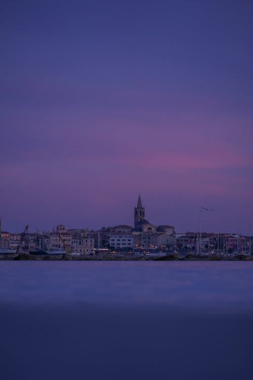 Free A purple sky with a city in the distance Stock Photo