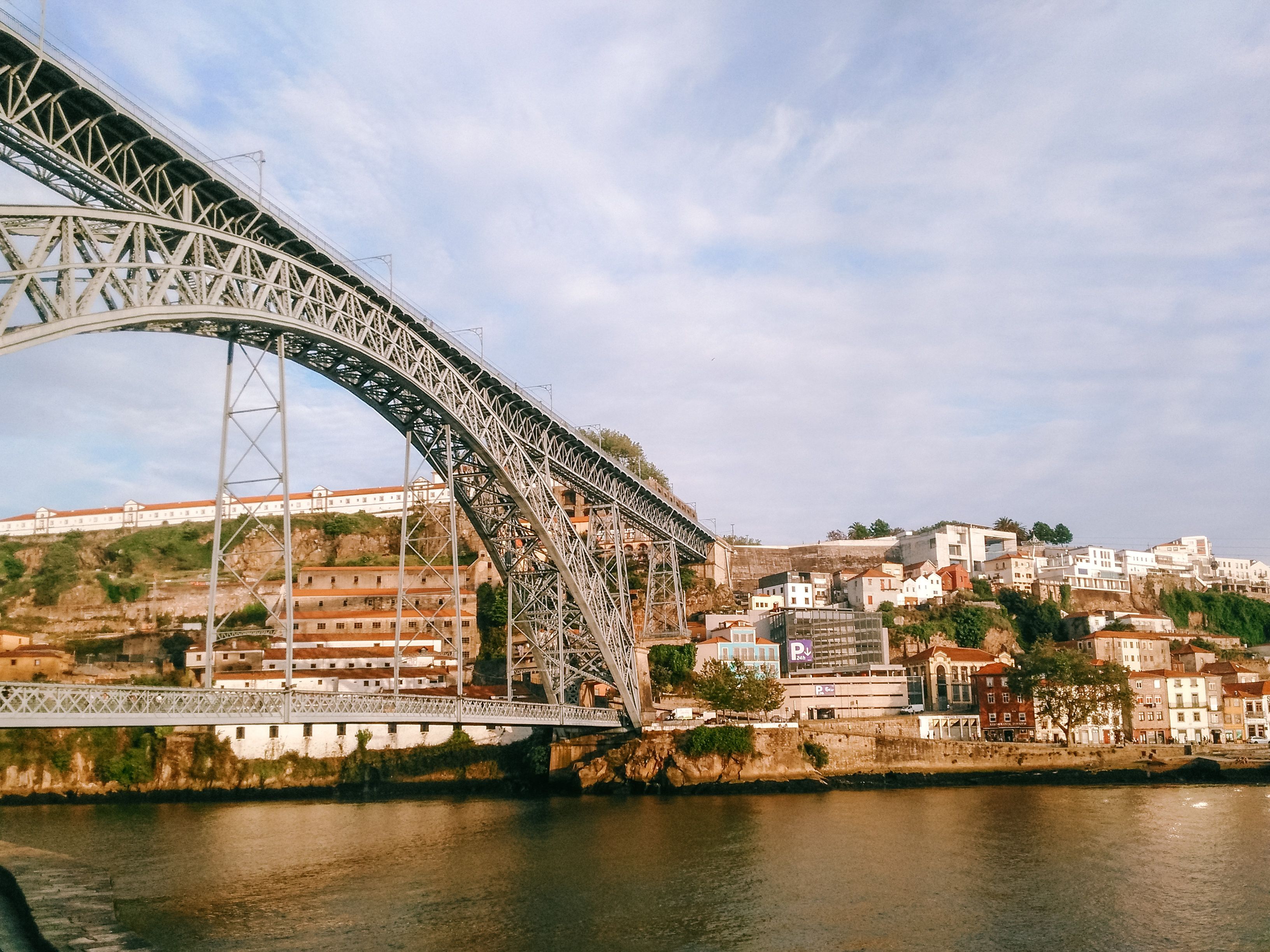 Stunning view of the Dom Luís I Bridge and cityscape in Porto, Portugal.