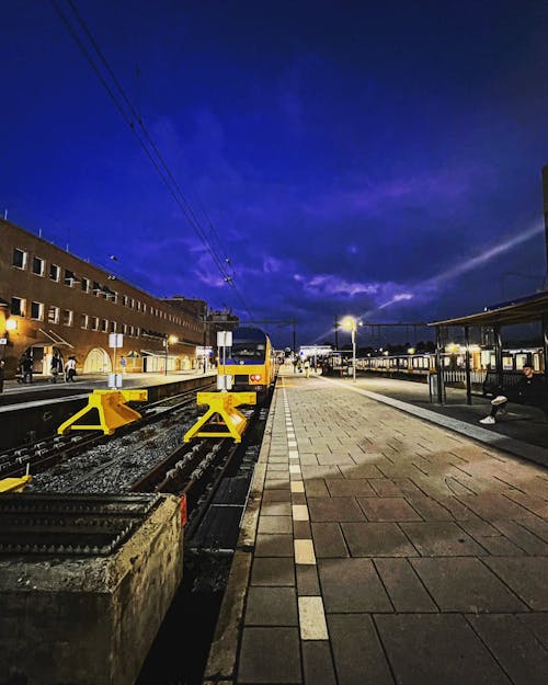 Gratis stockfoto met nachttrein, station, treinstation