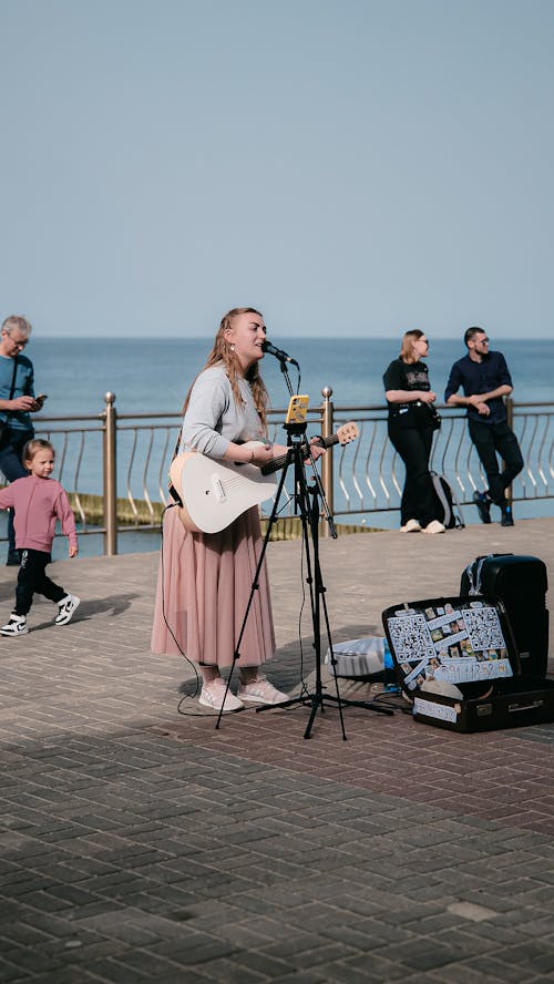 Fotobanka s bezplatnými fotkami na tému gitara, kaukazský žena, mladá žena