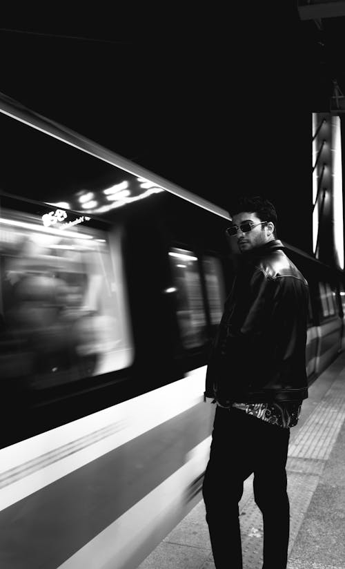 기차, 남자, 도시의 무료 스톡 사진