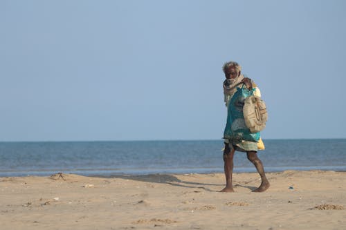 adam, çanta, deniz içeren Ücretsiz stok fotoğraf
