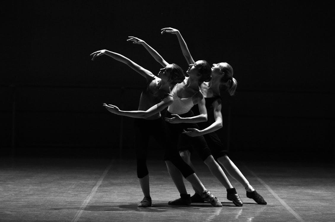 免费 三个女舞者跳舞 素材图片