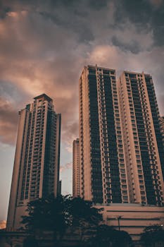 高耸的摩天大楼在壮观的黄昏天空下，营造出令人印象深刻的城市景观