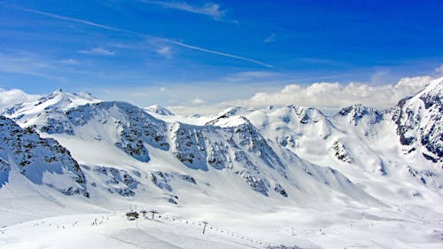 gratis Berg Bedekt Met Sneeuw \ Stockfoto