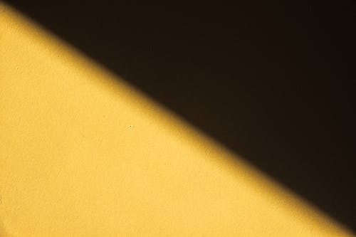 Muro Giallo Con Un'ombra