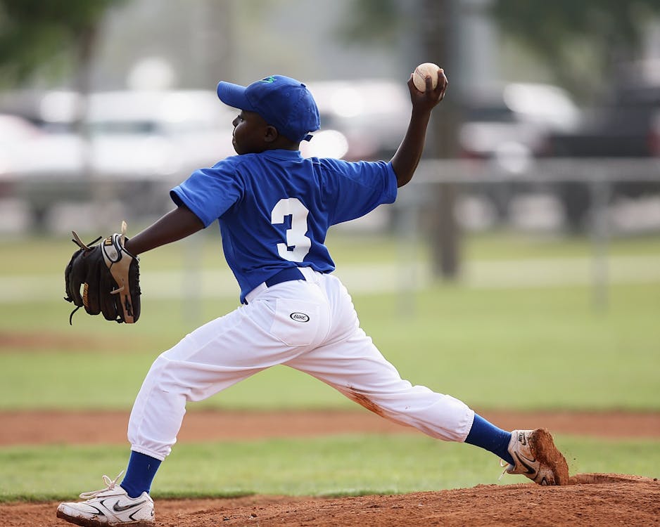Ücretsiz Mavi Ve Beyaz 3 Jersey Giyen çocuk Beyzbol Pitch Hakkında Stok Fotoğraflar
