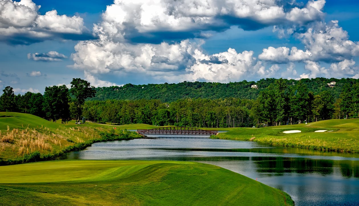 The variety on the terrain makes for a chellenging round of golf. Photo from Pexels.