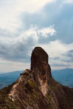 引人注目的山峰，自然景观中还有引人注目的云层和郁郁葱葱的绿植