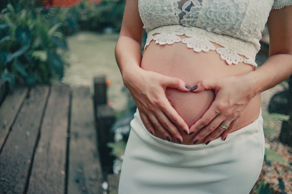 Mujer Embarazada Con Falda Blanca Su Barriga · Foto de stock