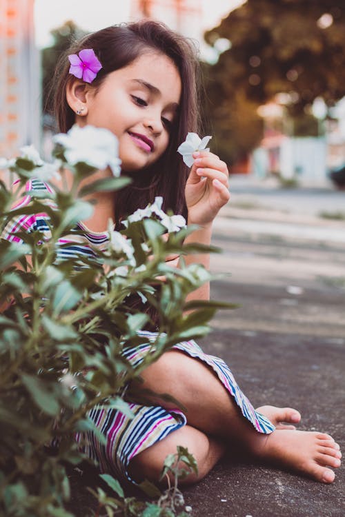 Kostenlos Mädchen, Das Mehrfarbiges Streifenkleid Trägt Stock-Foto