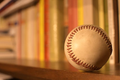 Kostenloses Stock Foto zu ball, baseball, bücher