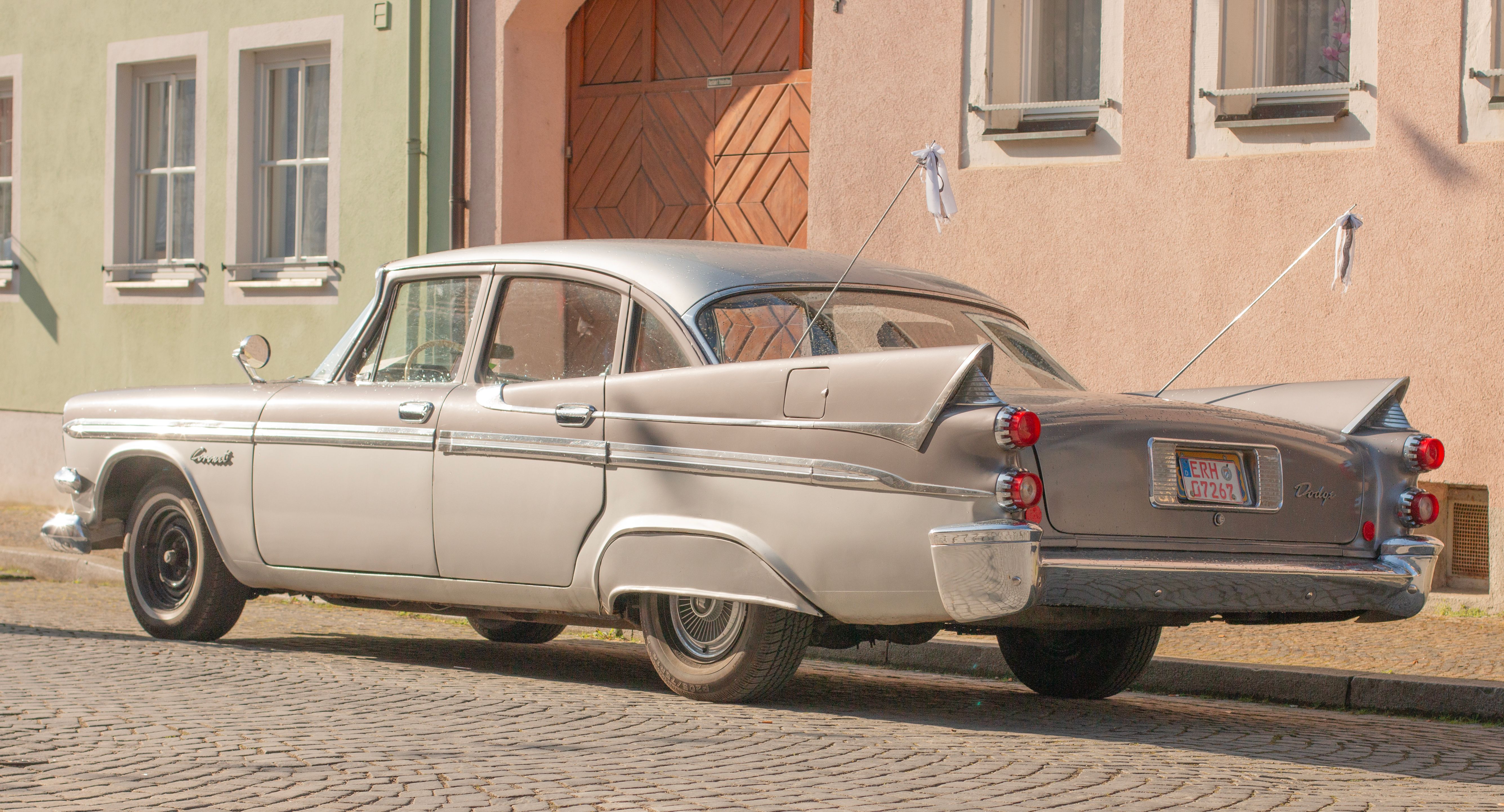 Klassisches Vintage-Auto, das auf einer Kopfsteinpflasterstraße parkt und retro Stil und Design zeigt.