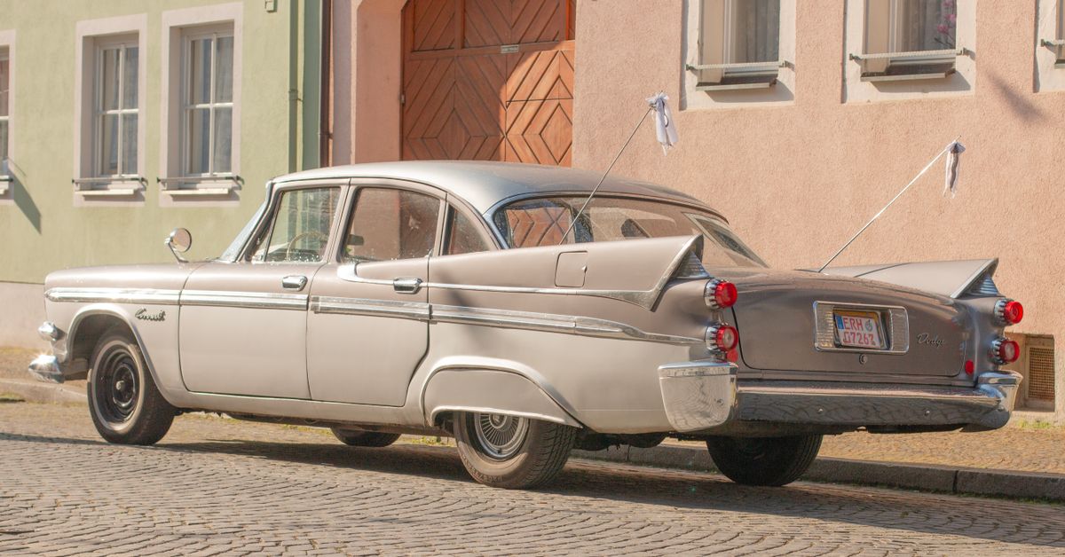 Klassisches Vintage-Auto, das auf einer Kopfsteinpflasterstraße parkt und retro Stil und Design zeigt.