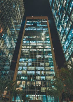 夜晚的城市里，高耸的摩天大楼灯火通明