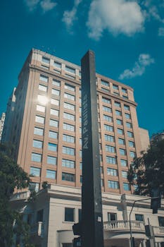 圣保罗保利斯塔大道上，一座历史建筑在明亮的日光下展现出日间景观