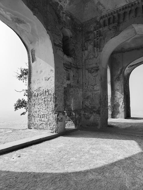 Fotos de stock gratuitas de abandonado, arcos, blanco y negro