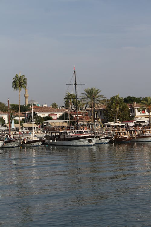 Foto profissional grátis de ancorado, barcos, férias