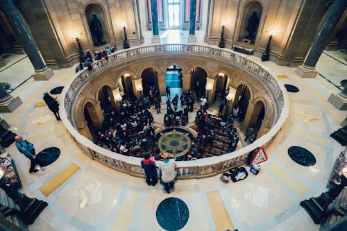 Groupe De Personnes Dans La Structure Du Bâtiment