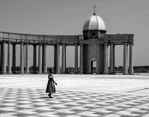 Foto d'estoc gratuïta de blanc i negre, caminant, catòlic