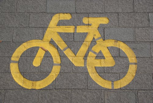 Велосипедная дорожка на серой бетонной дороге