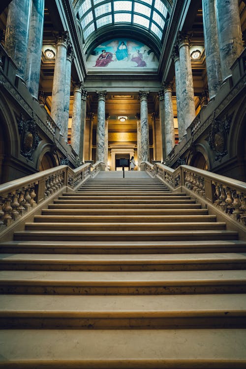 Flachwinkelfoto Der Gebäudetreppe