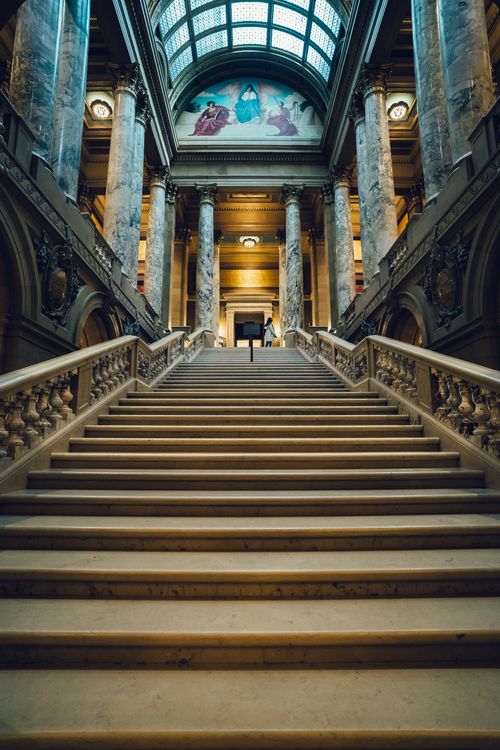 gratis Lage Hoekfoto Van Gebouwtrap Stockfoto
