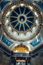 迷人的大圆顶内部，展示了古典建筑的艺术景观