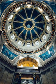 迷人的大圆顶内部，展示了古典建筑的艺术景观