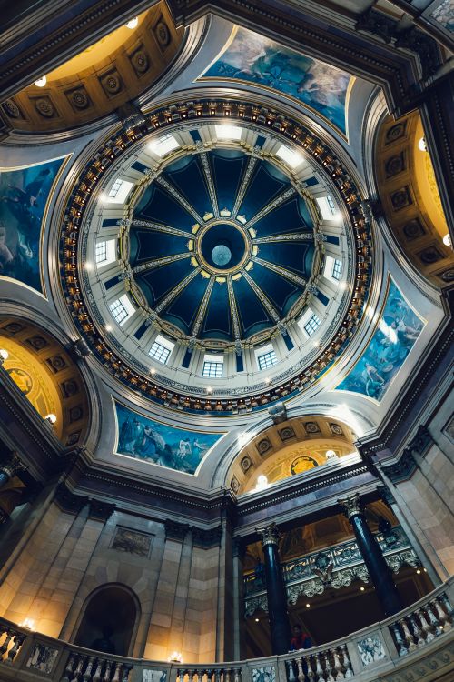 Free Explore the intricate details of this stunning architectural dome with beautiful painted ceiling art. Stock Photo