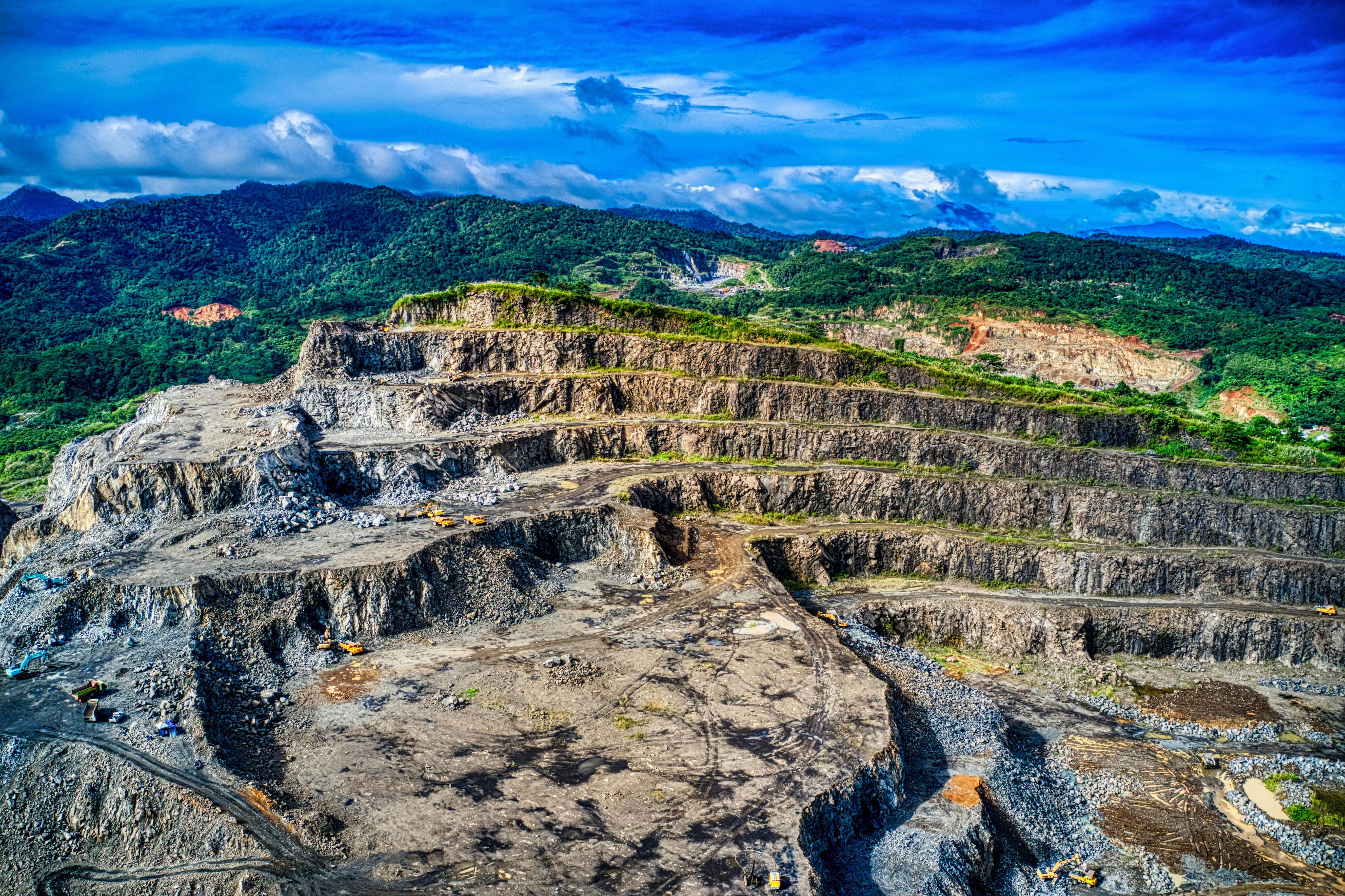 Heavy equipment parts supplier UAE filters belts turbo charger fuel injector engine oil hydraulic oil accessories