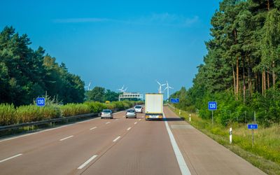 Alberta mở rộng thí điểm giới hạn tốc độ 120 km/h