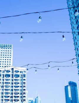 现代城市的天际线上，串灯营造出充满活力的场景