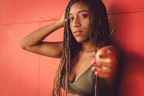 Selvsikker kvinne mot rød bakgrunn