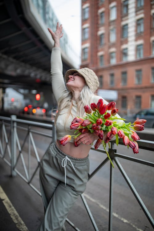 Gratis lagerfoto af arm hævet, blomster, blond hår