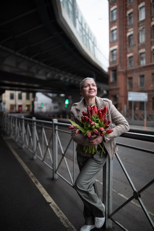 Kostenloses Stock Foto zu blumen, blumenstrauß, festhalten