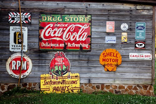 Drug Store Drink Coca Cola Signage Sulla Parete Di Legno Grigia