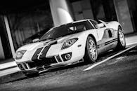 一幅单色图像中停放着一辆时尚的跑车，展现出优雅与速度