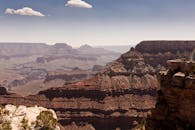 在晴朗的天空下，大峡谷的崎岖地形展现出广阔的视野