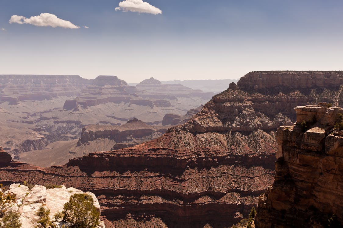 Miễn phí Grand Canyon Dưới Bầu Trời Có Mây Trắng Và Xanh Ảnh lưu trữ