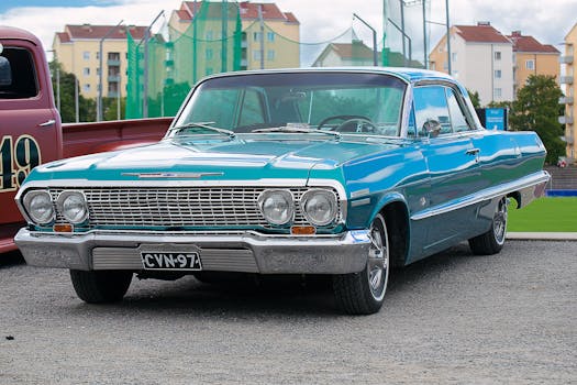 一辆经典的复古蓝色雪佛兰车停在城市背景的户外
