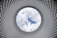 现代建筑的隧道与几何图案映衬出明亮的天空