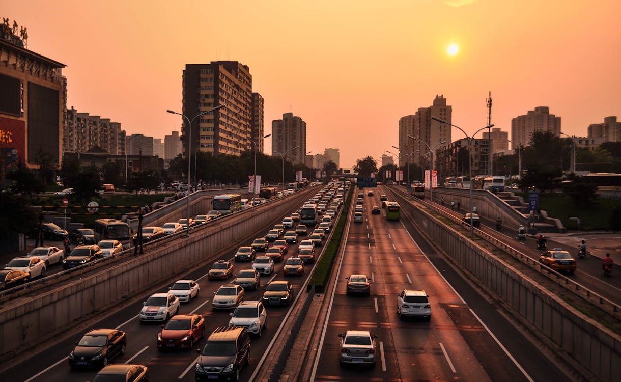 Kendaraan Di Jalan Pada Golden Hour