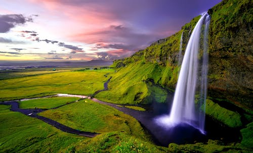 Fotografía De Lapso De Tiempo De Cascadas Durante La Puesta De Sol